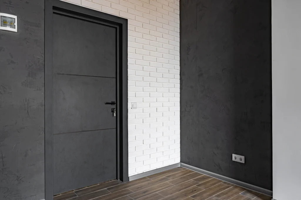 Voici comment peindre ses portes en noir sans faire d'erreur