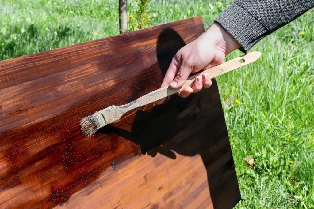 Voici comment teinter l'huile de lin pour sublimer vos meubles vintage