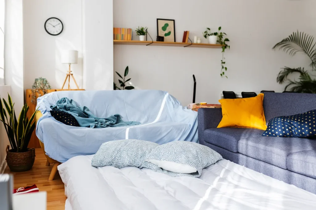 Voici comment transformer un lit en canapé sans perdre en style