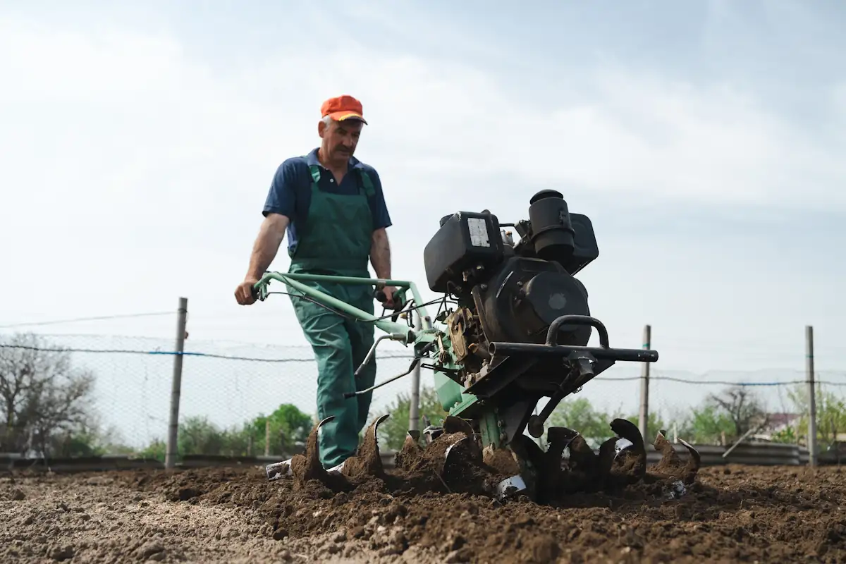 Un homme qui utilise une motobineuse dans son jardin