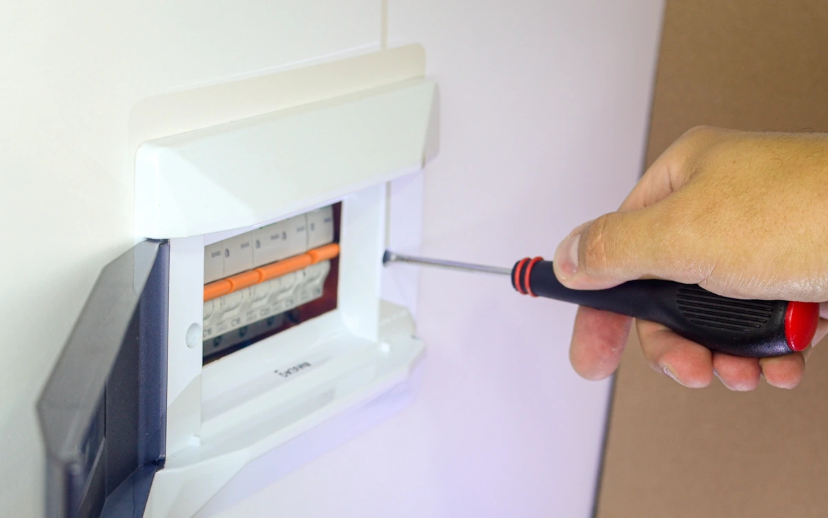 Une personne qui installe un disjoncteur de radiateur