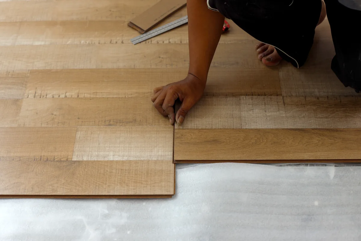 Une personne qui pose un parquet