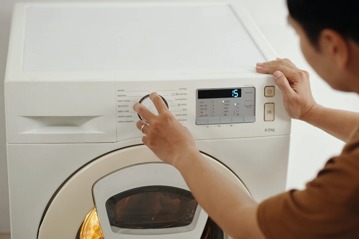 Un homme qui utilise une machine à laver